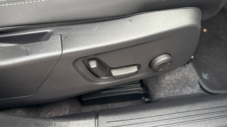 Volvo XC40 2.0 B4P Plus Dark 5dr Auto Petrol Estate